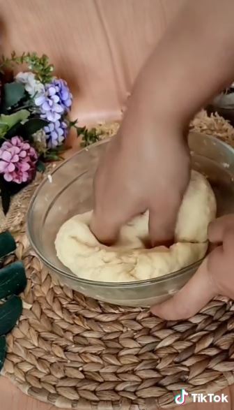 5 Cara membuat kulit molen pisang kriuk dan antigagal