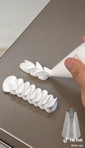 Cara jitu bikin dekorasi krim kue tanpa spuit, cantik dan elegan