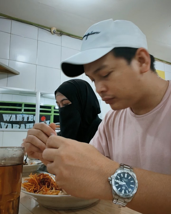 gaya pasangan seleb makan di warteg © berbagai sumber