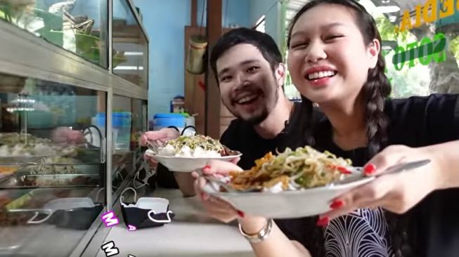 gaya pasangan seleb makan di warteg © berbagai sumber