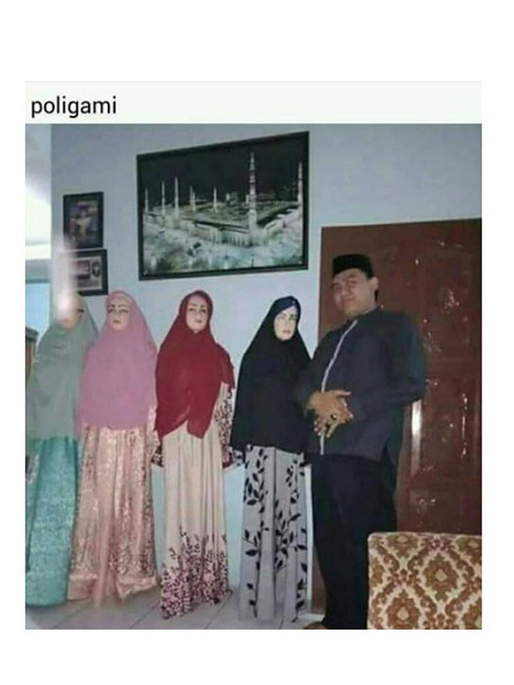 13 Potret kocak orang saat foto dengan patung ini posenya bikin senyum