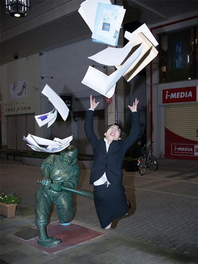 potret kocak orang foto dengan patung Berbagai sumber