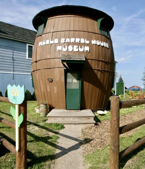 Potret bangunan mirip benda Berbagai sumber