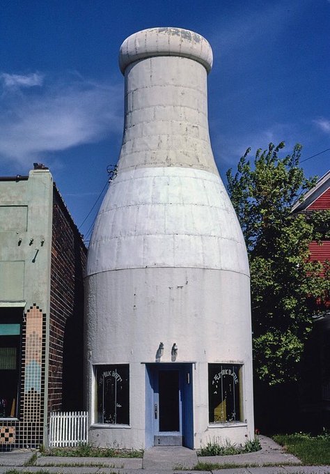 Potret bangunan mirip benda Berbagai sumber