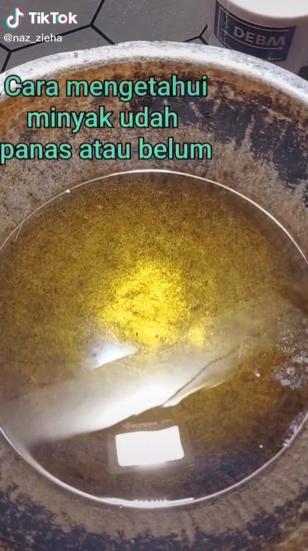 Cara cek minyak goreng panas tanpa termometer, bisa pakai alat dapur