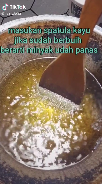 Cara cek minyak goreng panas tanpa termometer, bisa pakai alat dapur