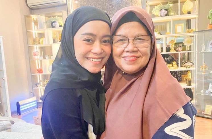 kebersamaan pedangdut dan ibu mertua © berbagai sumber