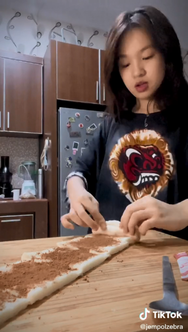 7 Cara membuat cinnamon roll pakai roti tawar, tak ribet bikin adonan