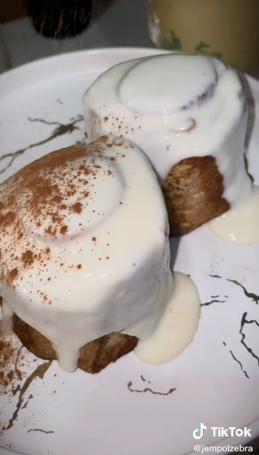 7 Cara membuat cinnamon roll pakai roti tawar, tak ribet bikin adonan