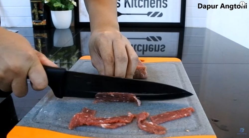 Tak perlu alat khusus, ini trik mengiris daging sapi hingga tipis