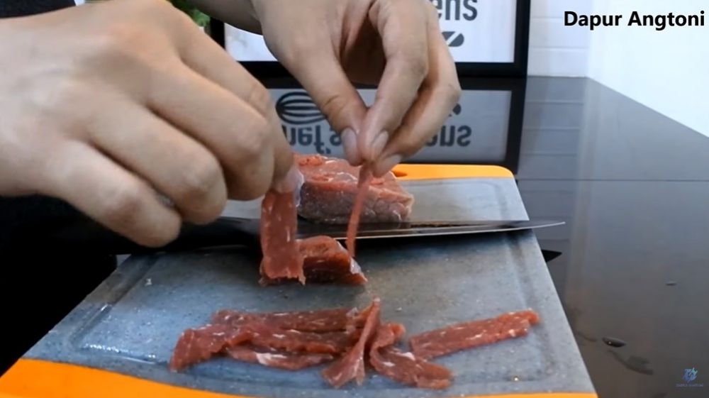 Tak perlu alat khusus, ini trik mengiris daging sapi hingga tipis