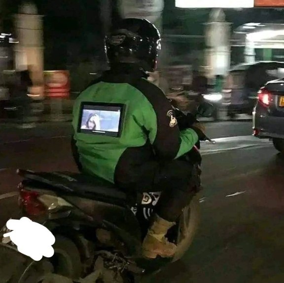 desain jaket ojek online ini absurd © Instagram