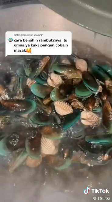 Cara praktis bersihkan rambut halus pada kerang hijau, pakai 2 bahan