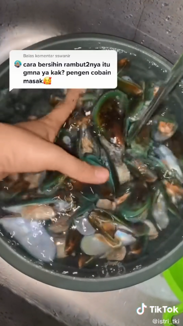 Cara praktis bersihkan rambut halus pada kerang hijau, pakai 2 bahan