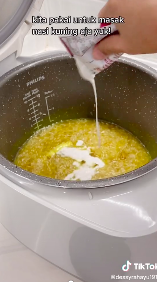 Cara bikin nasi kuning pakai air sisa ungkepan ayam, super praktis