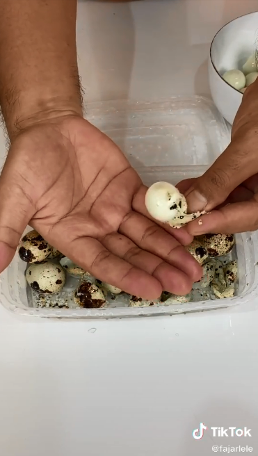 Cara praktis mengupas telur puyuh rebus, hasil mulus dan antiribet