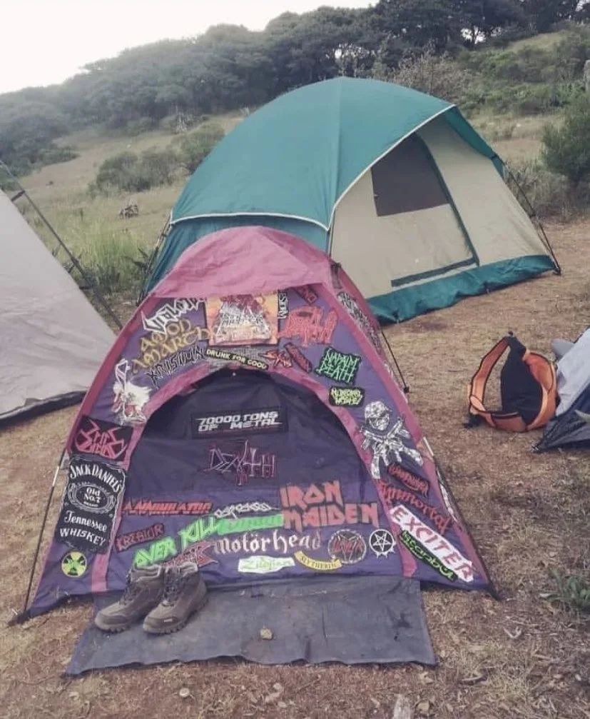 11 Potret nyeleneh tenda camping, bentuknya bikin dahi mengernyit