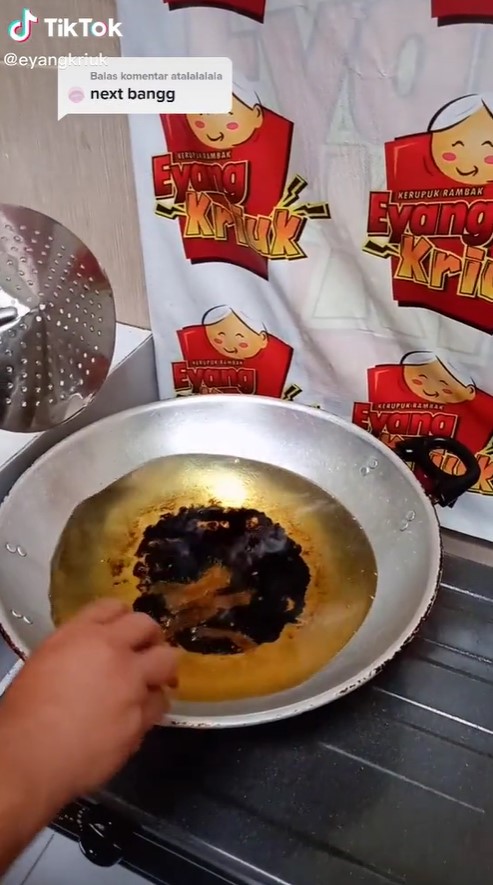 Trik goreng kerupuk rambak agar renyah dan bisa merekah sempurna