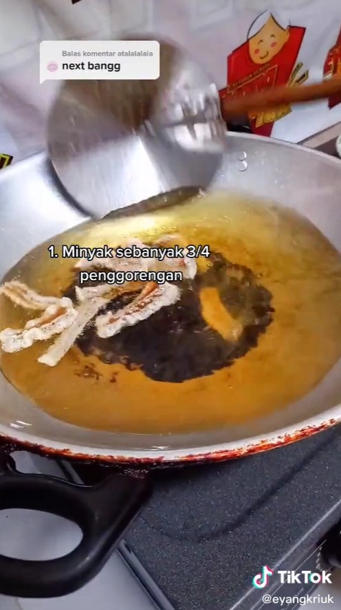 Trik goreng kerupuk rambak agar renyah dan bisa merekah sempurna