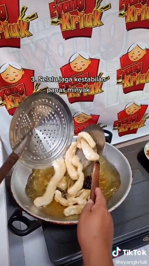 Trik goreng kerupuk rambak agar renyah dan bisa merekah sempurna