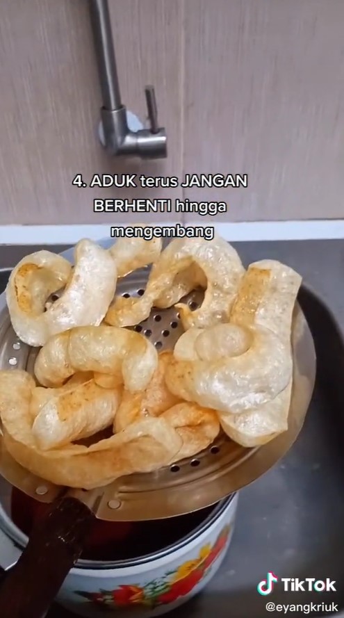 Trik goreng kerupuk rambak agar renyah dan bisa merekah sempurna