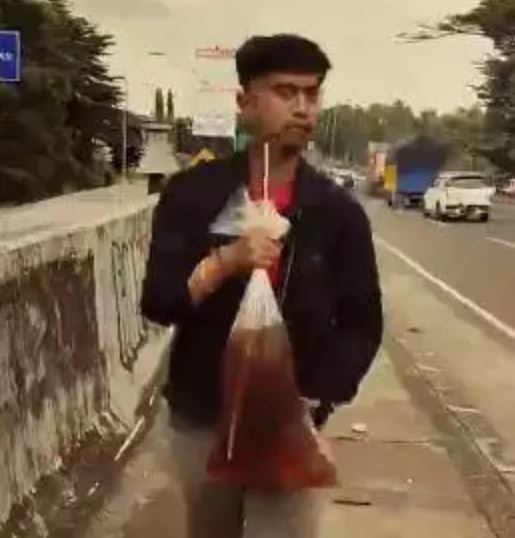 orang beli es teh tapi nyeleneh © berbagai sumber