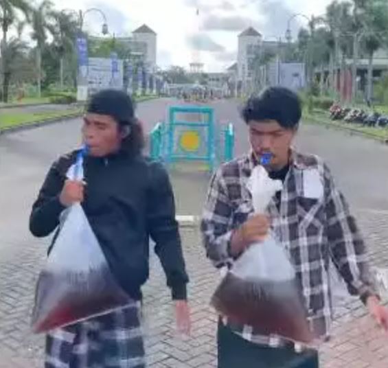 orang beli es teh tapi nyeleneh © berbagai sumber
