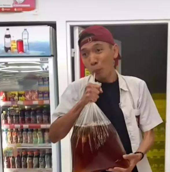 orang beli es teh tapi nyeleneh © berbagai sumber