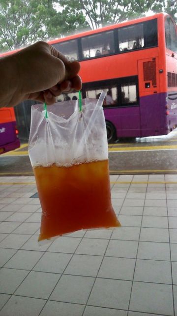 orang beli es teh tapi nyeleneh © berbagai sumber