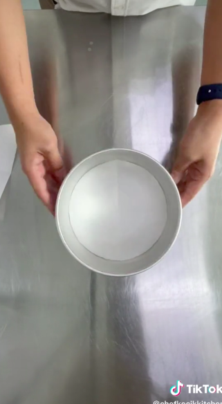 Trik praktis memotong baking paper loyang bulat, mudah ditiru