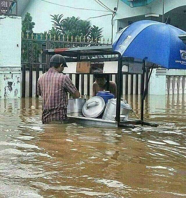 Potret kocak kelakuan warga saat banjir Berbagai sumber