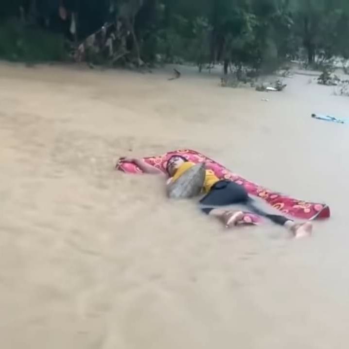 Potret kocak kelakuan warga saat banjir Berbagai sumber