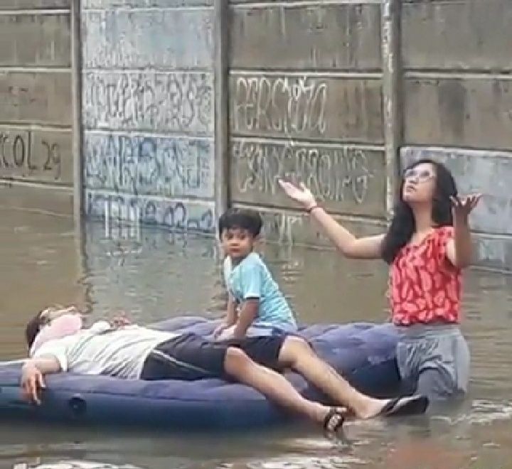 15 Potret kocak kelakuan warga saat banjir ini bikin tepuk jidat