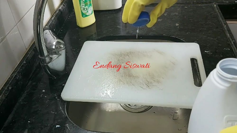 5 Cara hilangkan noda membandel di talenan plastik, bersih bak baru