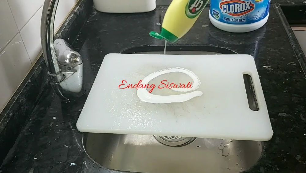5 Cara hilangkan noda membandel di talenan plastik, bersih bak baru