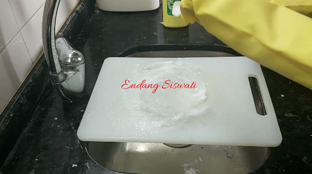 5 Cara hilangkan noda membandel di talenan plastik, bersih bak baru