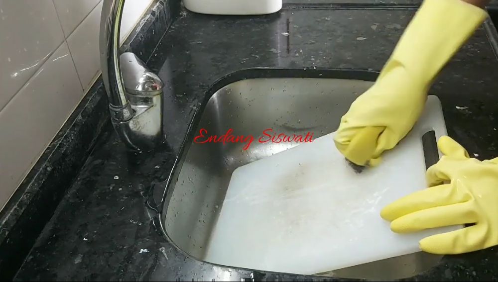 5 Cara hilangkan noda membandel di talenan plastik, bersih bak baru