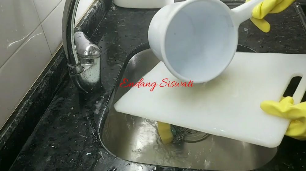 5 Cara hilangkan noda membandel di talenan plastik, bersih bak baru