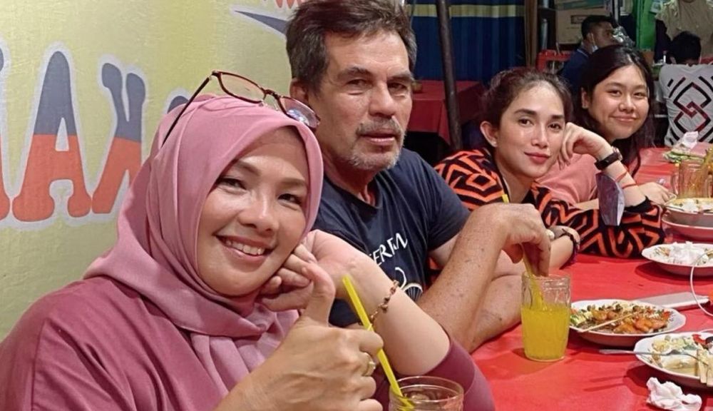 Ussy jajan di pinggir jalan © berbagai sumber Ussy jajan di pinggir jalan © berbagai sumber