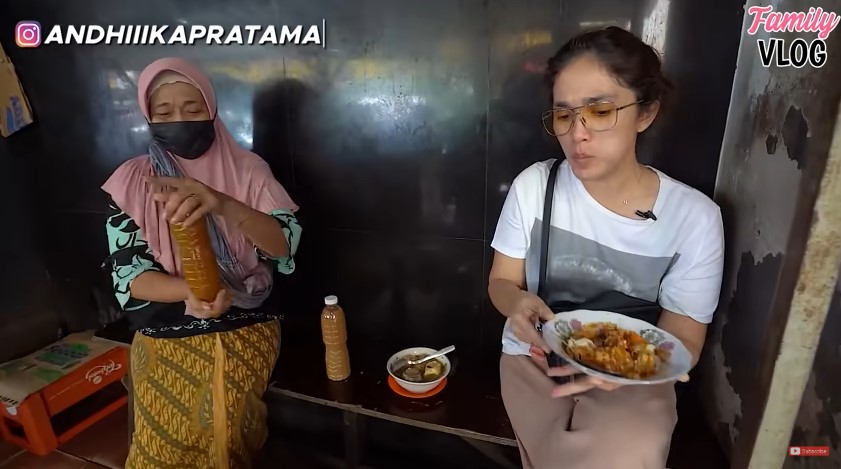 Ussy jajan di pinggir jalan © berbagai sumber