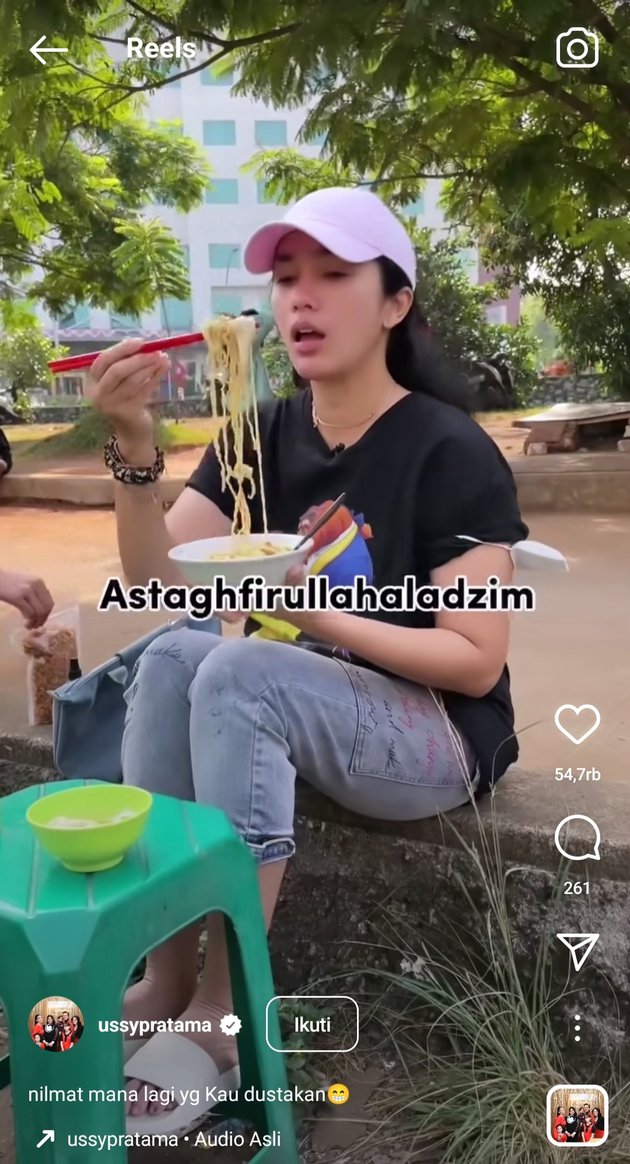 Ussy jajan di pinggir jalan © berbagai sumber