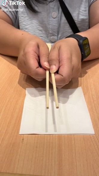 Trik mudah menggunakan sumpit untuk pemula, auto jadi jago