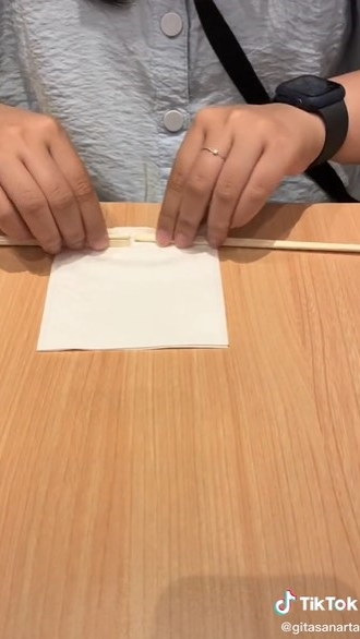 Trik mudah menggunakan sumpit untuk pemula, auto jadi jago