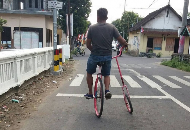 tingkah bapak-bapak main sepeda lucu © berbagai sumber