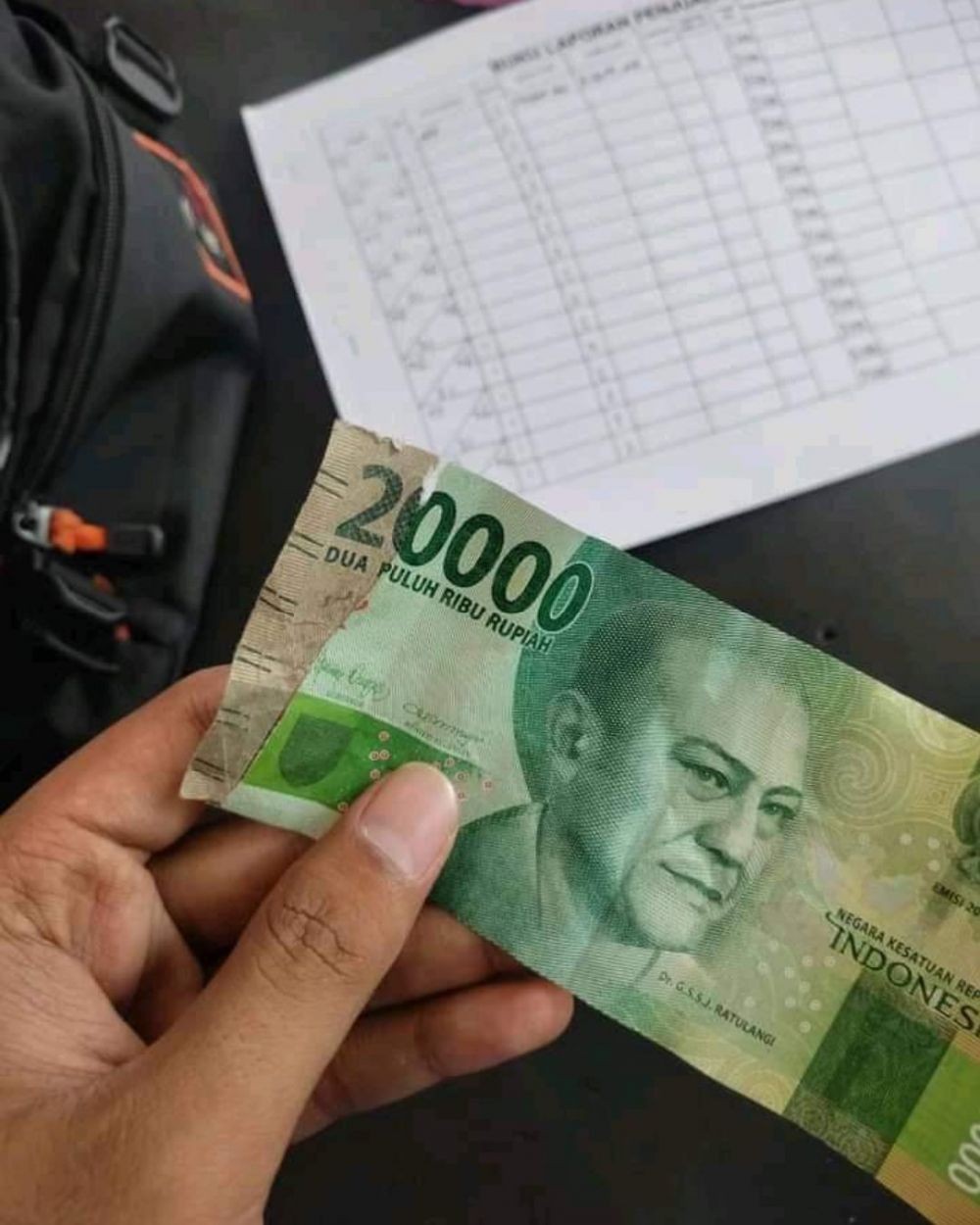 Momen apes dapat uang sobek ditambal Berbagai sumber