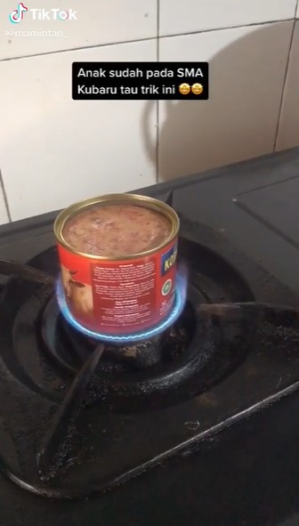 Trik mengeluarkan kornet beku dari kaleng, nggak sampai 1 menit