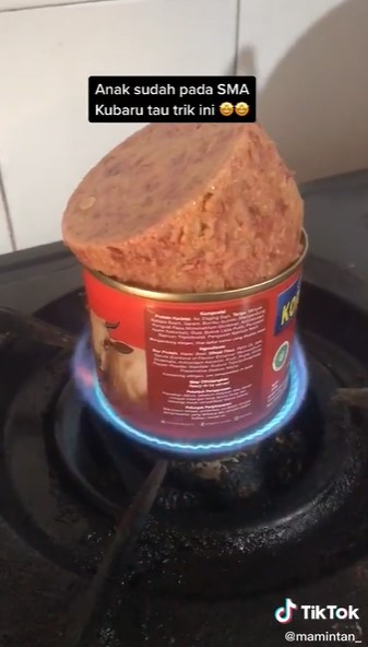 Trik mengeluarkan kornet beku dari kaleng, nggak sampai 1 menit