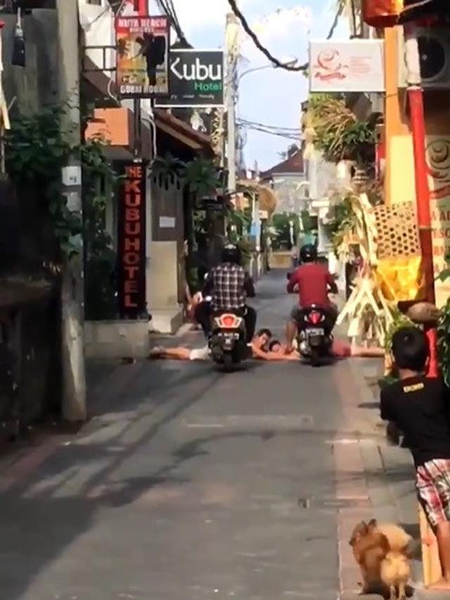 9 Kelakuan nyeleneh bule saat liburan di Bali ini bikin tepuk jidat