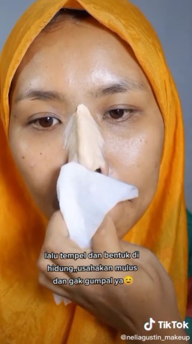 Wanita ini merias pakai campuran tepung © TikTok Wanita ini merias pakai campuran tepung © TikTok