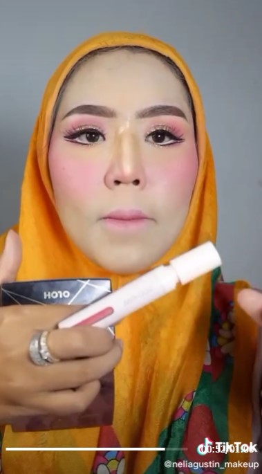 Wanita ini merias pakai campuran tepung © TikTok Wanita ini merias pakai campuran tepung © TikTok